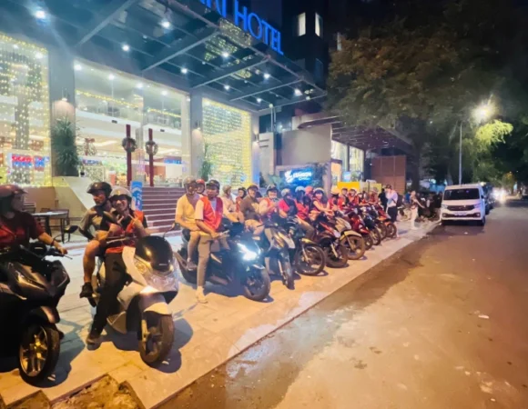 Saigon Flavors by Motorbike/Vespa & Riverside Rooftopbar
